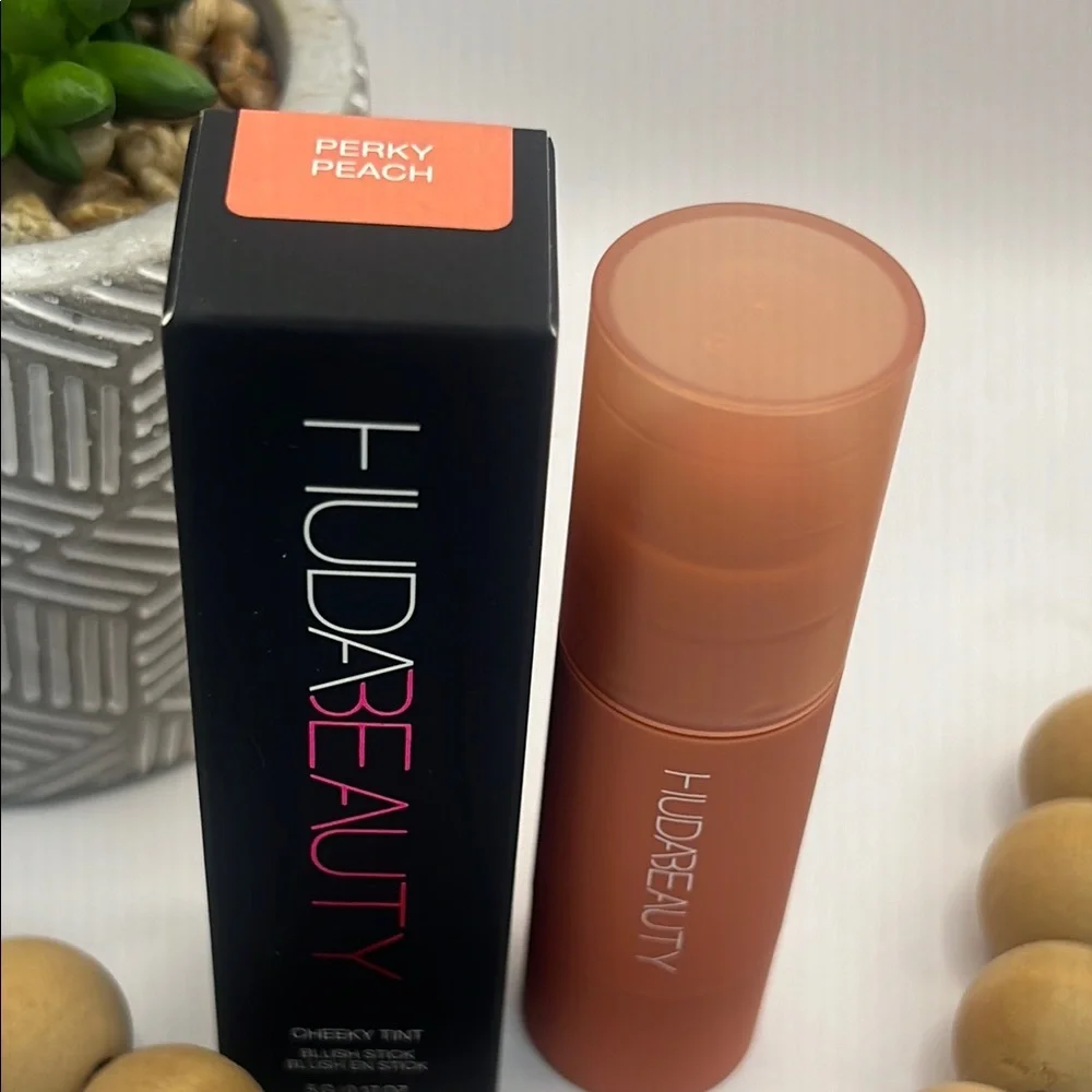 HUDA BEAUTY Peach Blush (Perky Peach)